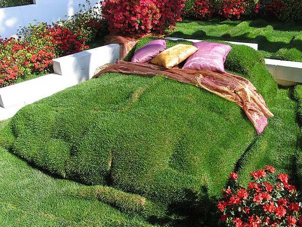 绿床——青草铺盖的床。