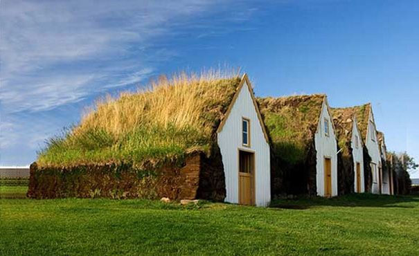冰岛绿色屋顶——在冰岛，绿色屋顶在传统农舍和农场建筑上很常见。