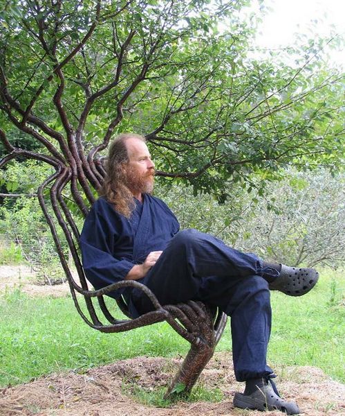 普克特椅——1986年，彼得有了一个种椅子的想法。九年后，彼得和贝基成为伴侣。普克特降生了。他们全家掌握了对树塑形的技艺。普克特使得一种逐渐塑形法变得完美，这种方法是让树顺着预先设接好的形状生长。对支撑框架的设计和安装是一把树椅诞生的最根本的工作。他们准备将一些长成之后的树做成高品质室内家具，另一些则用来继续这种有生命的艺术。