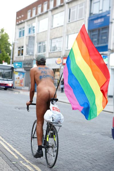 当地时间6月11日，英国伦敦举行一年一度的裸体骑行活动，上千名参与者骑车穿过伦敦市中心，呼吁人们保护环境和自行车的交通权利。