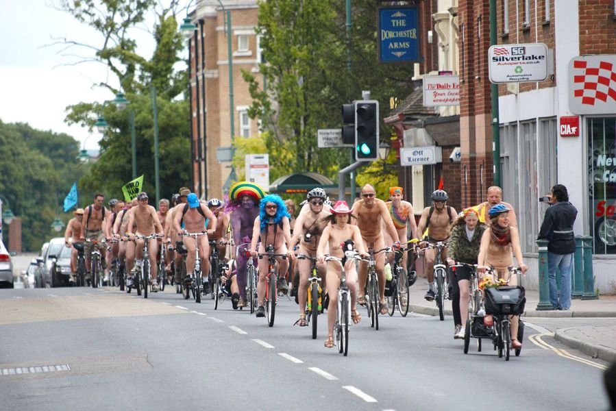 当地时间6月11日，英国伦敦举行一年一度的裸体骑行活动，上千名参与者骑车穿过伦敦市中心，呼吁人们保护环境和自行车的交通权利。