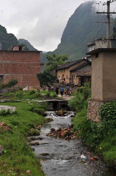 在广西阳朔县兴坪镇近郊村庄，垃圾填塞了村子的溪流。