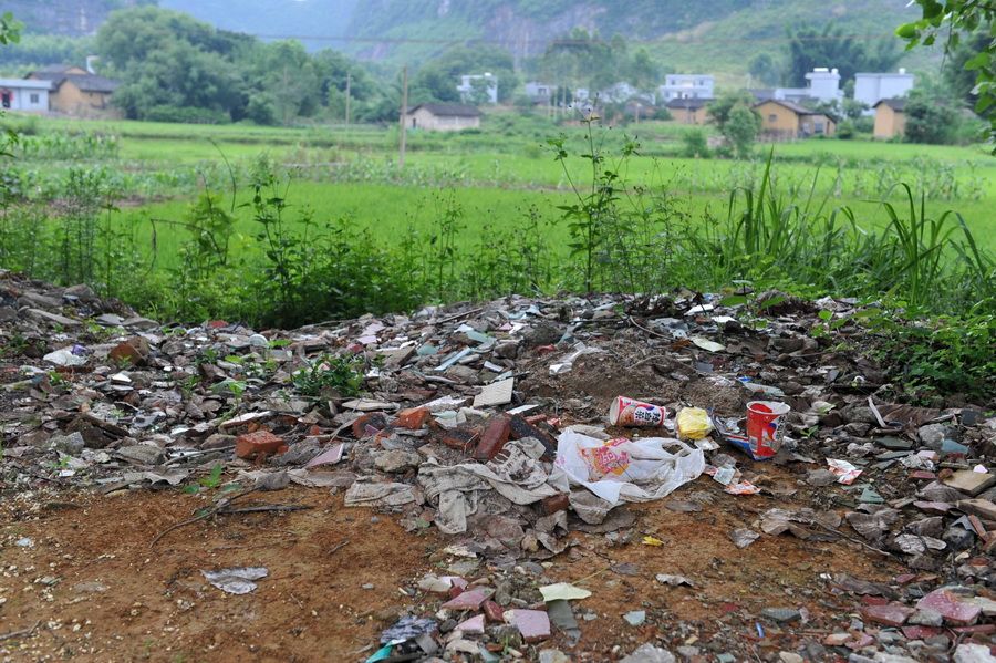 在广西昭平县黄姚古镇景区外，丢弃在路边的垃圾已有太久没有清理。