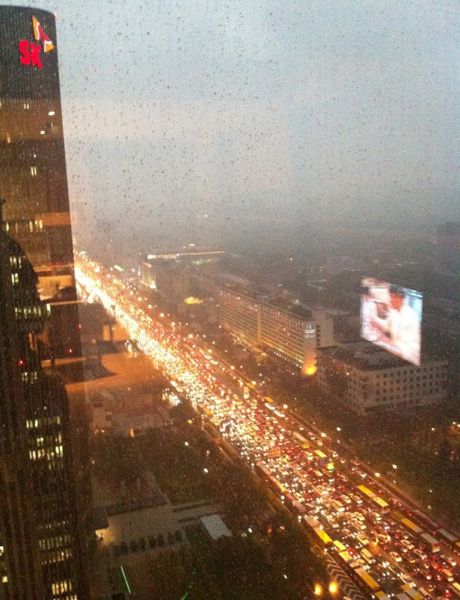 6月23日，暴雨导致北京长安街堵车。