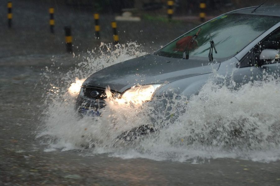 6月23日，北京街头，车辆在雨中行驶。