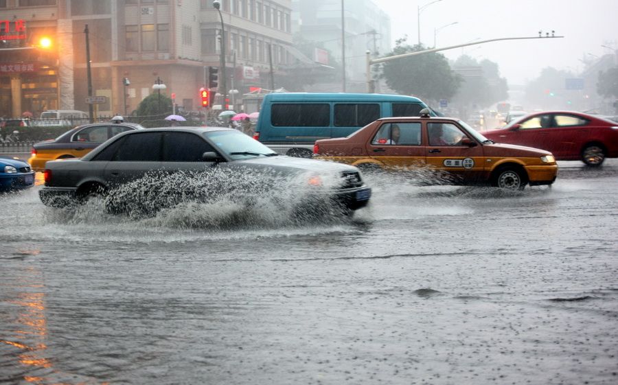 6月23日，北京街头，车辆在雨中行驶。