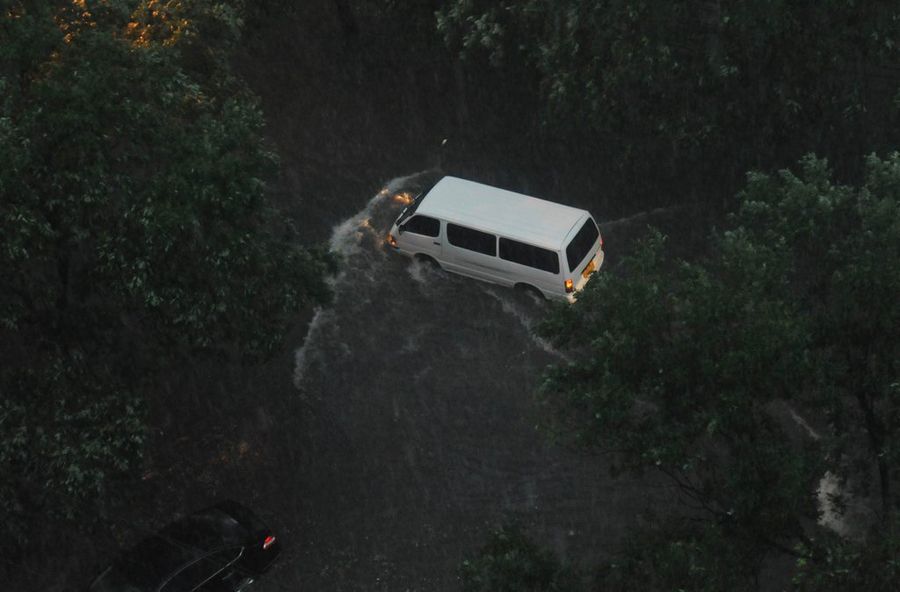 6月23日，北京石景山区八角西街，暴雨引发路面大量积水。