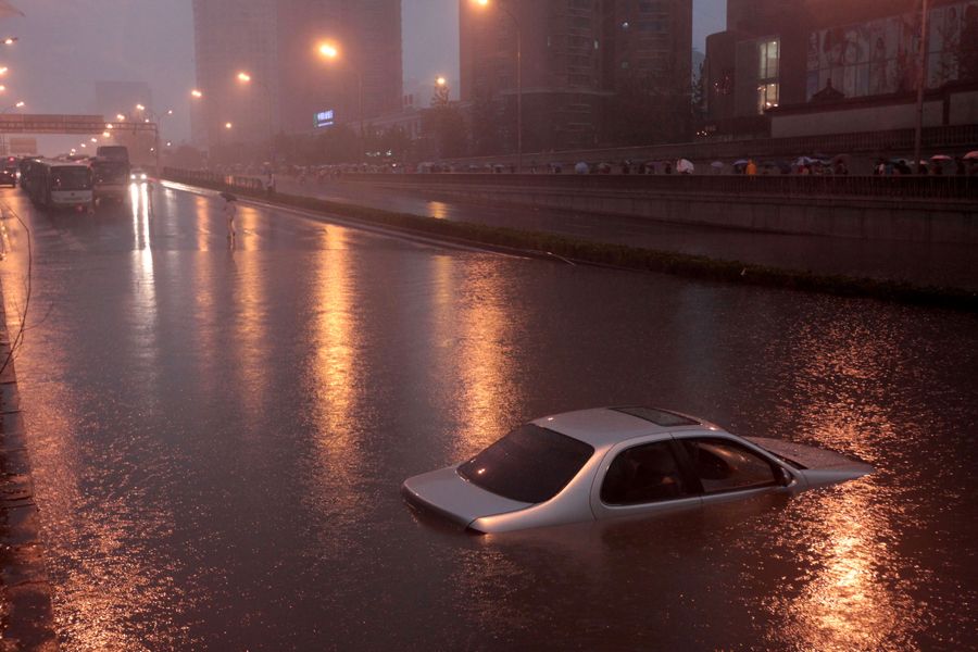 6月23日，一辆小轿车在北京市莲花桥下“搁浅”。