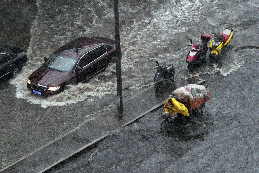 6月23日，北京街头积水严重。