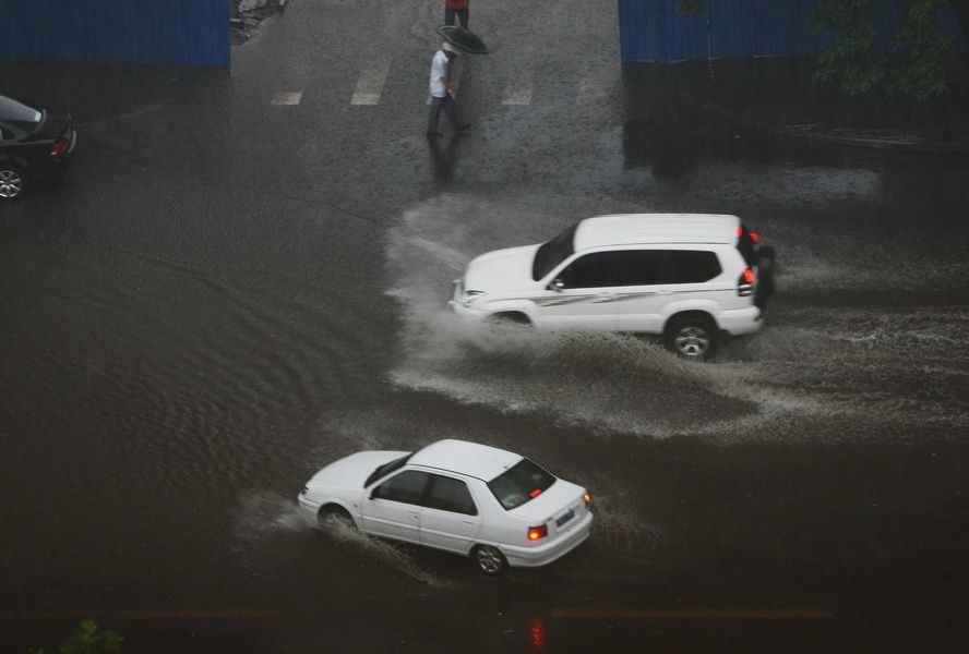 6月23日，北京宣武门附近，暴雨造成部分路段积水。
