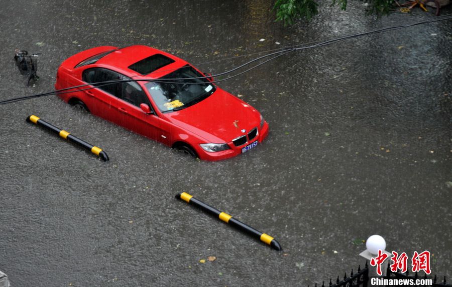 6月23日下午4时许，北京暴雨，路面大量积水。