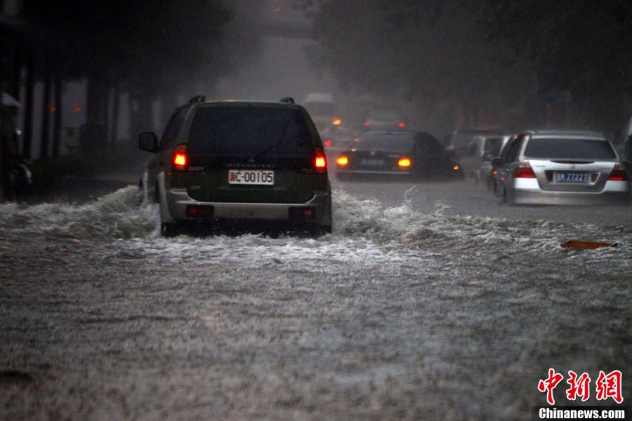 6月23日，北京，一辆汽车在水中行驶。