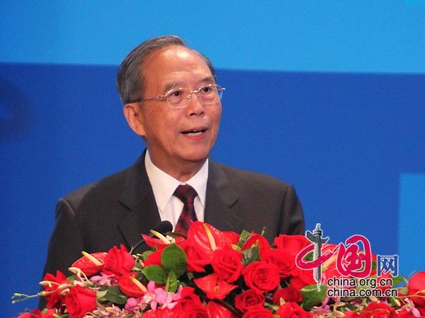 中国国际经济交流中心理事长、前国务院副总理曾培炎主持今天的开幕式