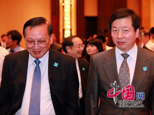 前外交部部长唐家璇与中国外文局局长周明伟交谈