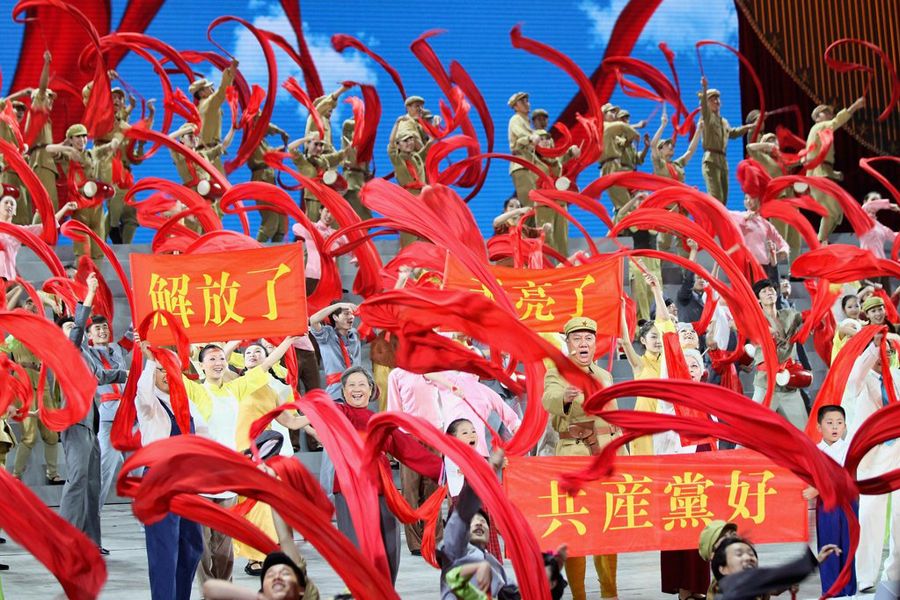 图为人民大会堂文艺表演，献礼建党90周年。