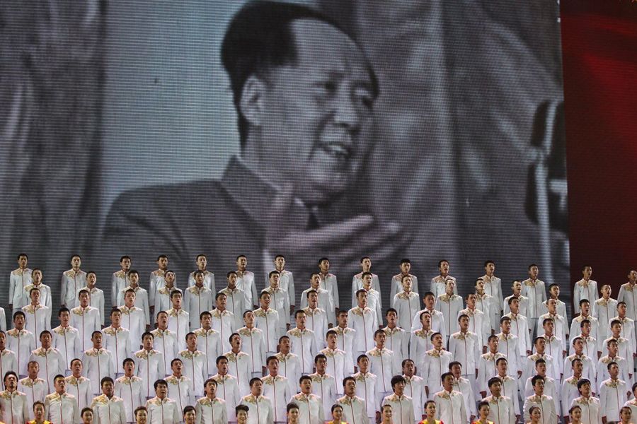 图为人民大会堂文艺表演，献礼建党90周年。