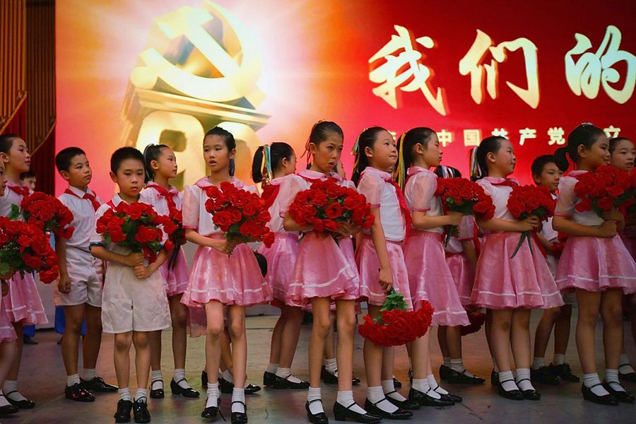 图为人民大会堂文艺表演，献礼建党90周年。