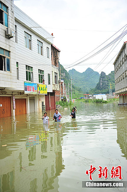 广西北更乡遭洪水围成孤岛2600人被困