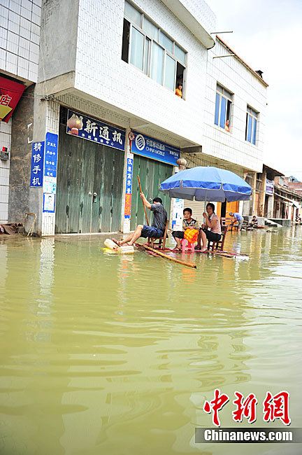 广西北更乡遭洪水围成孤岛2600人被困