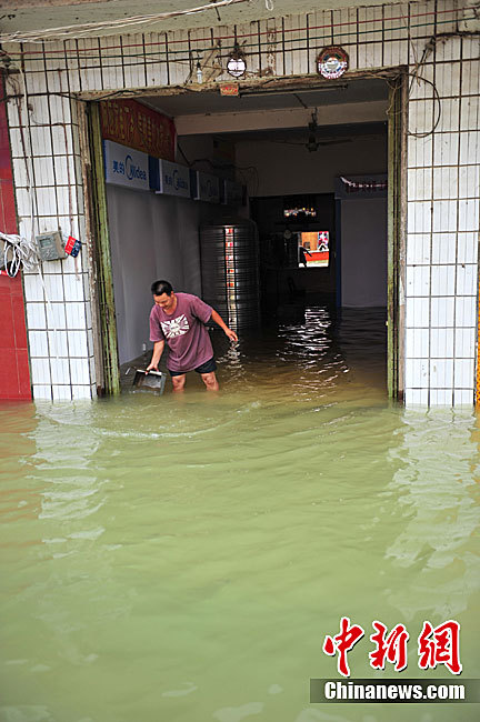广西北更乡遭洪水围成孤岛2600人被困