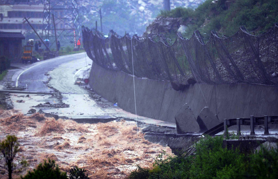 受连续强降雨影响，3日阿坝州汶川县境内多条道路因泥石流等灾害中断，目前滞留在汶川的车辆约有7000辆。1日的暴雨造成汶川映秀镇老虎嘴处的213国道一度中断，大量沙石阻塞公路。2日上午这一路段抢通，进入汶川的车辆已经开始放行，都汶高速也开始放行。但3日的降雨造成这一路段再度中断。