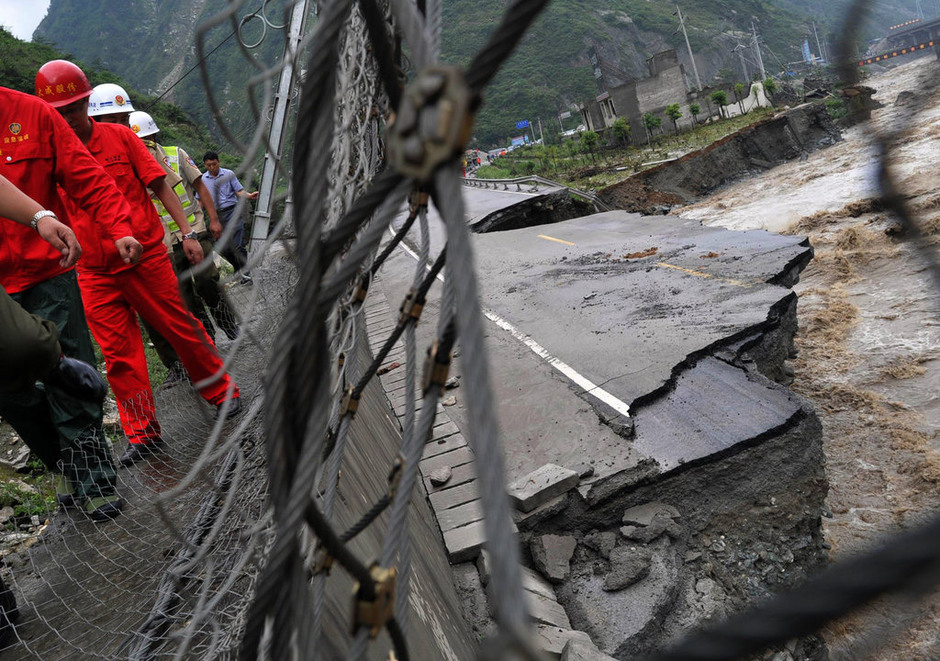 7月3日，213国道映秀至汶川段的一处塌方处，工人在抢通一条临时道路。3日凌晨，四川阿坝州茂县南新镇出现强降雨天气，造成南新镇绵簇村发生特大泥石流灾害，当地鑫盐化工有限公司、西烨硅业、天和硅业厂区3户企业和20余农户房屋被泥石流冲毁，处于下游的南新电站、铜钟电站厂房进水，8人失踪。