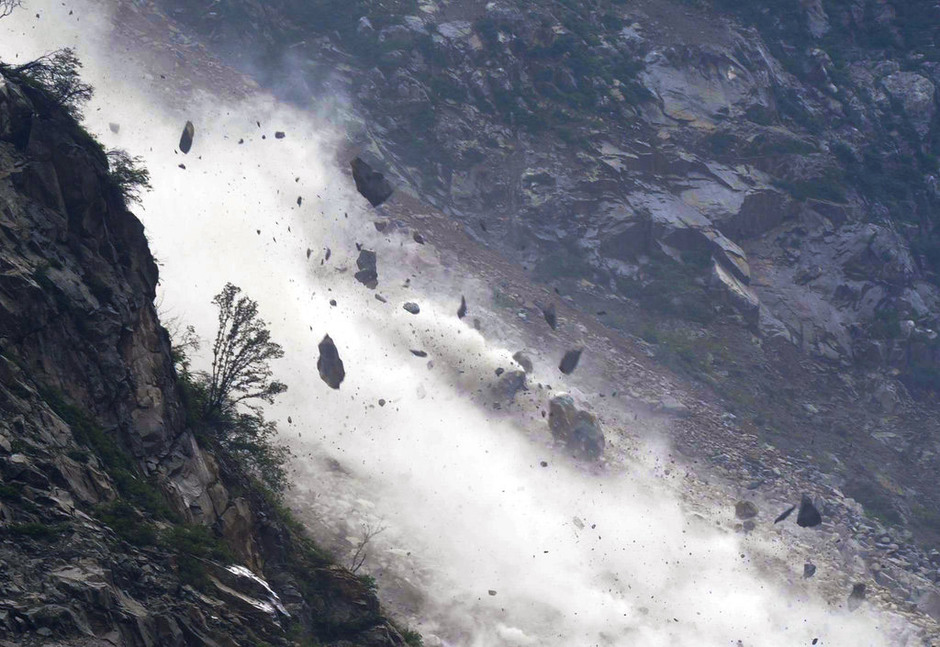 7月3日，213国道映秀至汶川段的一处塌方处附近发生山体滑坡。