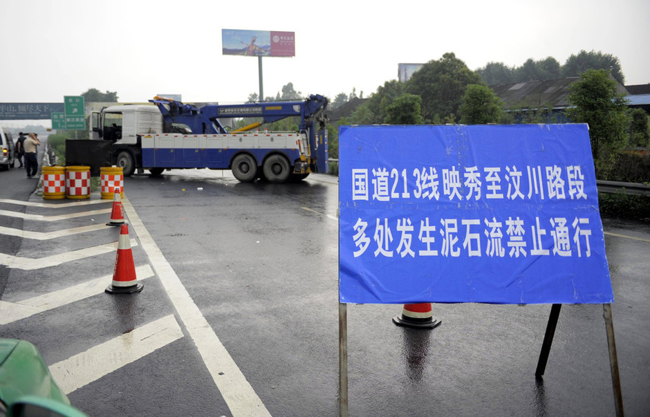 7月3日，交管部门在成都通往映秀的高速路口设立路卡。