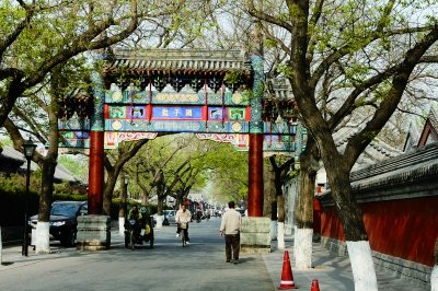 北京国子监街——现存的东西贯通的国子监街全长669米，平均宽度11米，1984年被定为北京市级文物保护单位，是北京市唯一一个以街命名的市级文物保护单位，也是北京市保留下来的唯一一条牌楼街。街区内有台湾路、香港路等老街道，包含明清石牌坊及漳州文庙两处国家级文物和8处市级文物保护单位。