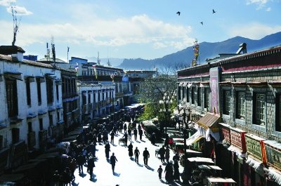 西藏拉萨八廓街——八廓街位于西藏自治区首府拉萨城中心，街区总面积133.82公顷。藏语“八廓”是“环形朝拜路”的意思，这条长达千余米的主街道围绕大昭寺环行，成为该区域最重要的朝圣和商业道路，所以整个街区被称为“八廓”。八廓街现有29处文物古迹、54处古代建筑院落，具有很高的历史、科学和艺术价值。