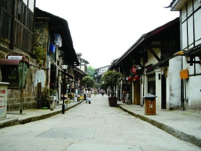 重庆沙坪坝区瓷器口古镇传统历史文化街区——始建于宋真宗咸平年间，位于重庆市沙坪坝区东北部。街区的结构布局以自然山水环境为基础，依山就势，形成三维立体空间结构形态。核心区有20余处具有较高保护价值的明清四合院。