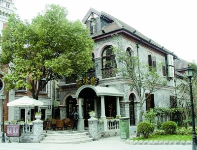 上海虹口区多伦路文化名人街——众多的文化名人故居铸就了多伦路“现代文学重镇”的地位，该街区拥有罕见的百年海派建筑“露天博物馆”等优秀历史建筑和众多的历史文化遗存。