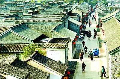 江苏扬州东关街——东关街距今约有1200年历史。早在唐代至元代时期，东关街就拥有坚固的城垣、独具特色的民居和设施齐全的浴室。清末民初，扬州近代工商业开始启蒙，东关街又成为众多商业老字号的发祥地。东关街拥有比较完整的明清建筑群及“鱼骨状”街巷体系，保持和沿袭了明清时期的传统风貌特色。