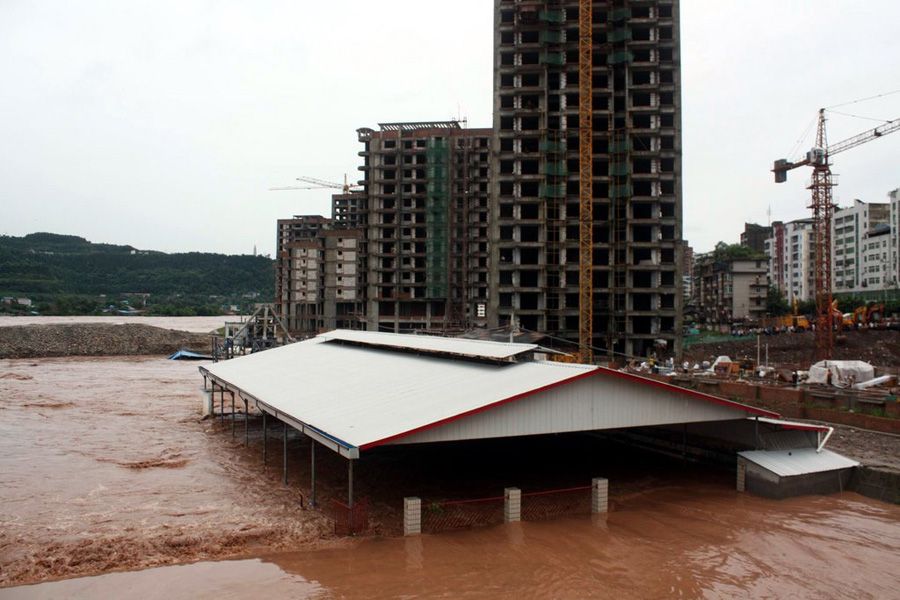 7月6日，四川巴中遭暴雨袭击，部分城区被淹，暴雨造成河水暴涨，全城停水停电。