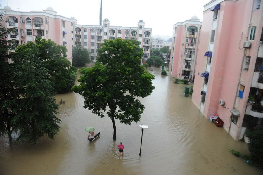 7月11日，合肥翠微路一居民小区内涝严重。