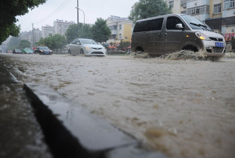 7月11日，车辆在合肥积水的道路上涉水行驶。