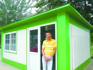 民间环保人士驴屎蛋站在自己投资建设的“绿房子”门口。“绿房子”是对要焚烧垃圾的一个“预处理”系统，能把“湿”垃圾脱干，污水会排出下水道。
