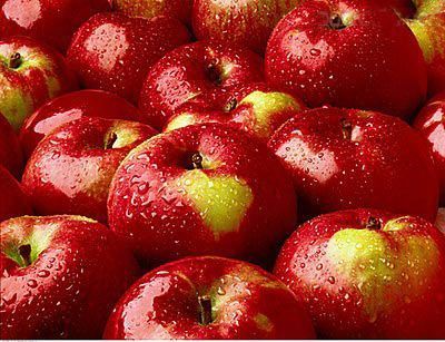 苹果：催红素增色用膨大素催个，催红素增色，防腐剂保鲜。过量使用膨大素、催红素、防腐剂会伤害肝脏。零售果贩还会给苹果打上工业石蜡，目的是保持水分，是果体鲜亮有卖相。