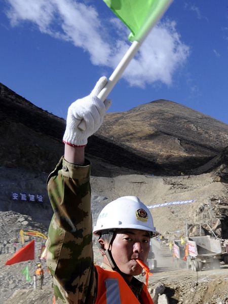 10月26日，被誉为“西藏三峡”的旁多水利枢纽工程截流成功。