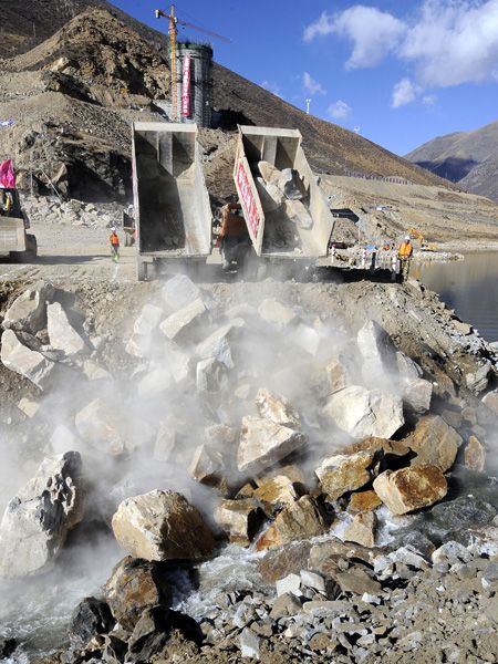 10月26日，被誉为“西藏三峡”的旁多水利枢纽工程截流成功。