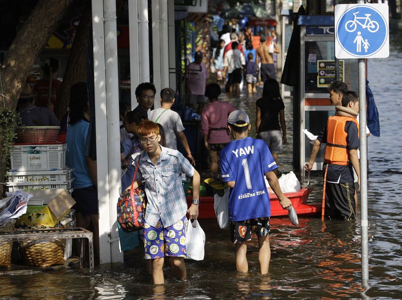 当地时间10月27日，曼谷市郊居民已经开始撤离洪水危险地带。