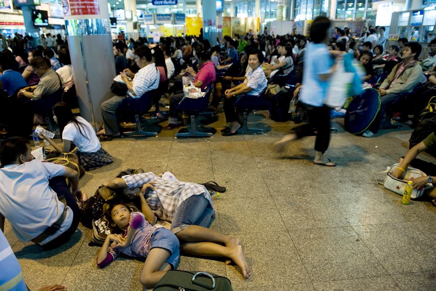 10月27日，在位于泰国首都曼谷北郊的莫集长途客运站，人们等候大巴离开曼谷。