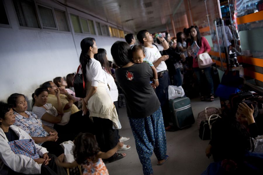 10月27日，在位于泰国首都曼谷北郊的莫集长途客运站，人们等候大巴离开曼谷。