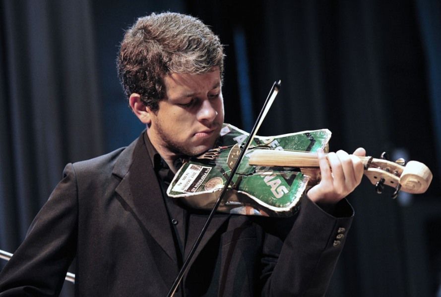 2011年7月28日，巴拉圭亚松森市，巴拉圭交响乐团的一位小提琴家正在参加一个名为“垃圾咏叹调”的音乐会。该音乐会上使用的乐器都是由废旧物品回收制成的。