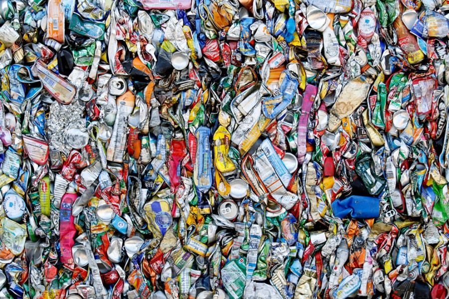 2011年10月20日，法国拉瓦勒市，一家废旧物品回收工厂里堆满了压瘪的易拉罐。