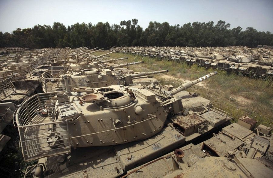 2011年5月5日，以色列南部城市Kiryat Gat，大量的退役坦克被放置在一处军营外等待处理。这里的坦克有700多辆，其中大多经历了以色列历次战争，如今它们将以每公斤0.25美元的价格被当做废铁而处理掉。