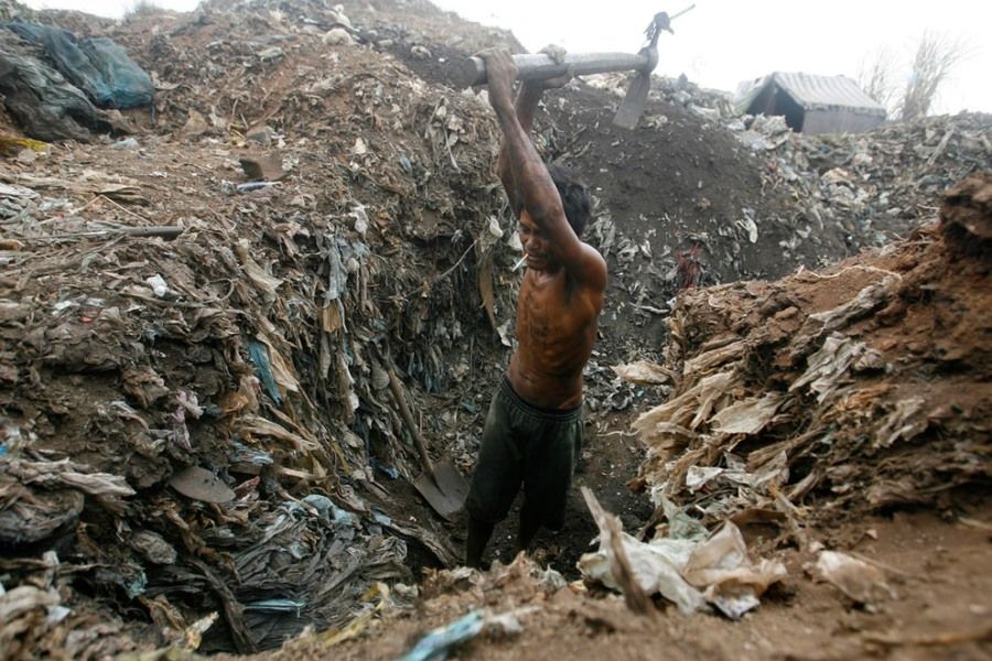 2011年4月7日，菲律宾马尼拉市著名的垃圾山上，一位男子正在成堆的垃圾中挖掘。他希望能从中发现一些电子废弃物，以从中回收铜和其他金属去贩卖。