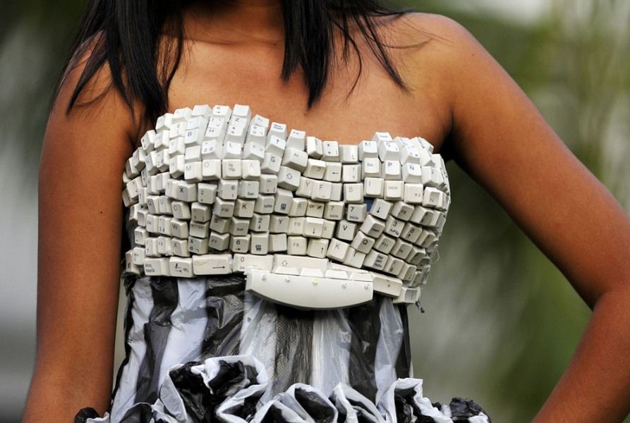 2011年3月26日，在哥伦比亚卡利市举行的“2011 环保时尚”展示活动上，一位模特穿着一件由回收材料制成的服装在走秀。