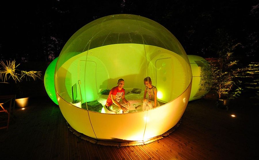 2011年7月26日，法国鲁贝市的一个公园里，一对夫妇正在体验一种“泡泡屋”。这种“泡泡屋”由再生塑料制成，使用一架静音鼓风机保持气压。它可作为旅馆房间出租，并安置在户外，使居住者能够与大自然亲密接触。