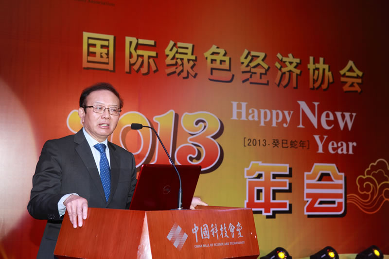 商务部原副部长、中国国际经济交流中心秘书长魏建国先生做《十八大与中国经济转型》的主题报告